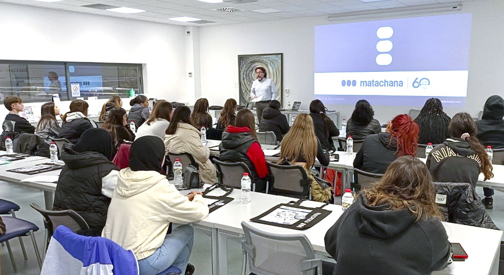 VISIT OF THE STUDENTS OF THE INSTITUT LES VINYES HEALTH UNIT FROM STA. COLOMA DE GRAMENET